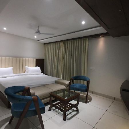Hotel The Bellevue Indore Exterior photo
