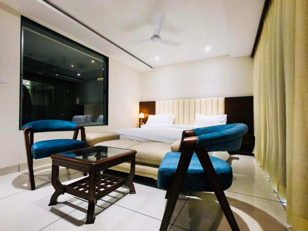 Hotel The Bellevue Indore Exterior photo