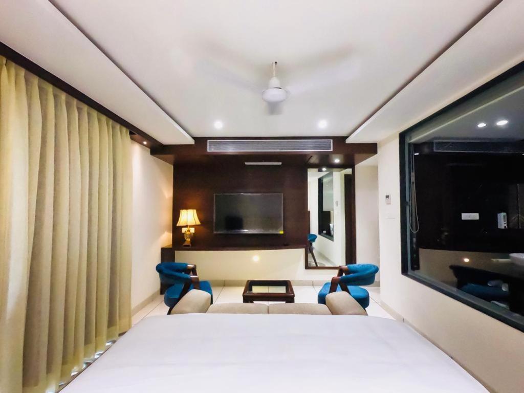 Hotel The Bellevue Indore Exterior photo