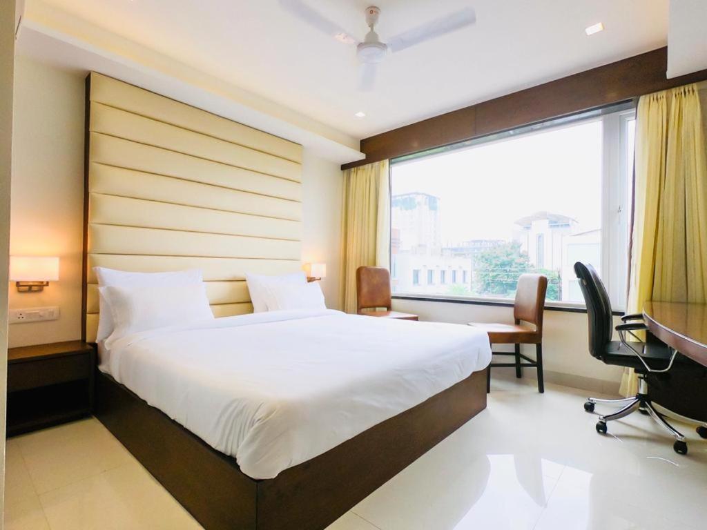 Hotel The Bellevue Indore Exterior photo